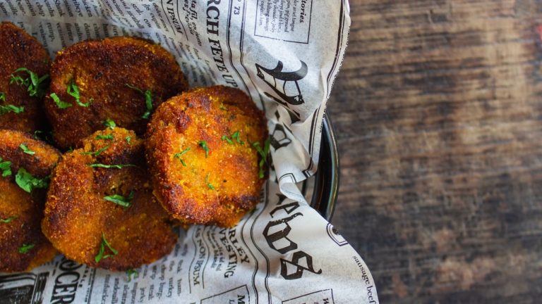 Wrapping food in Newspaper