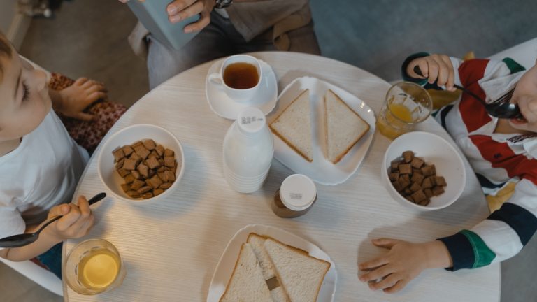 Is Eating and Drinking at the Same Time Healthy?