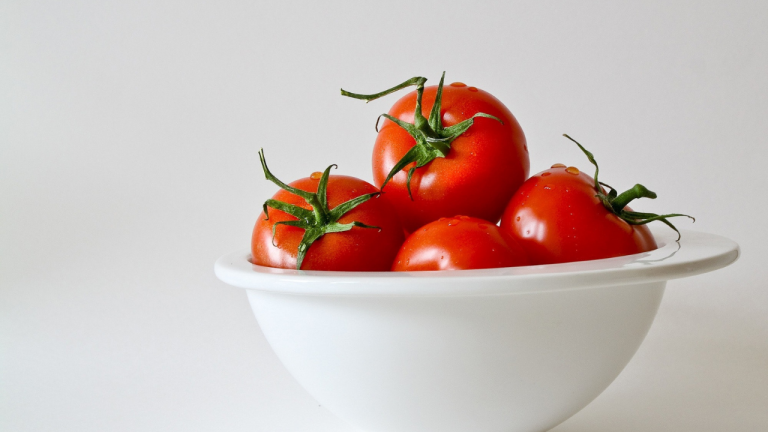 What are Some Symptoms of Sulfur Deficiency in Tomatoes?