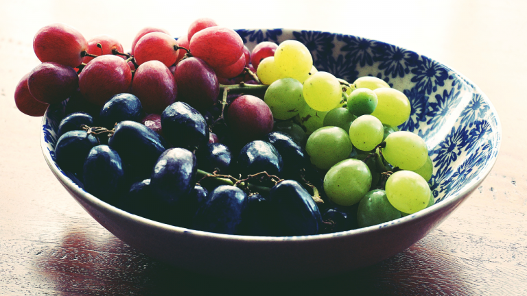 What are the Health Benefits of Eating Grapes, and How do Different Colors of Grapes Vary in Their Nutritional Value?