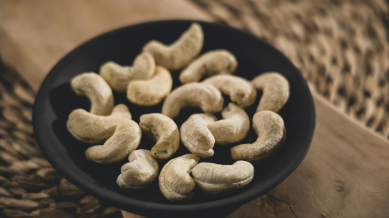 What are the Major as Well as Minor Health Benefits of Consuming Cashews on a Daily Basis?