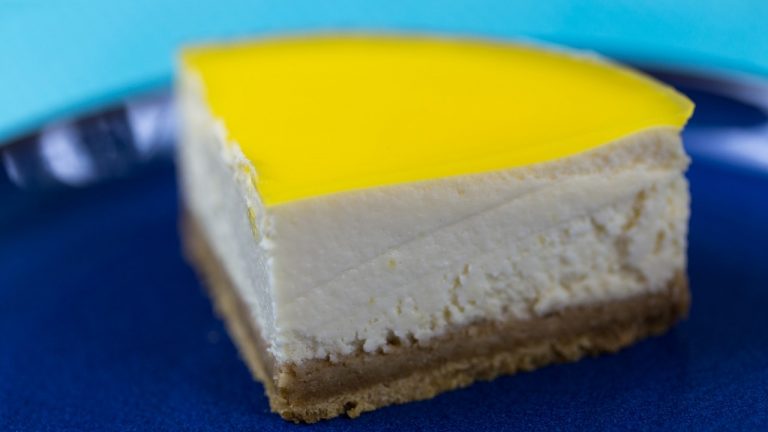 Lime Infused Cashew Cheesecake with Ginger Crumble