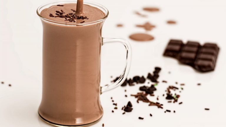 Creamy Cashew Chocolate Milkshake